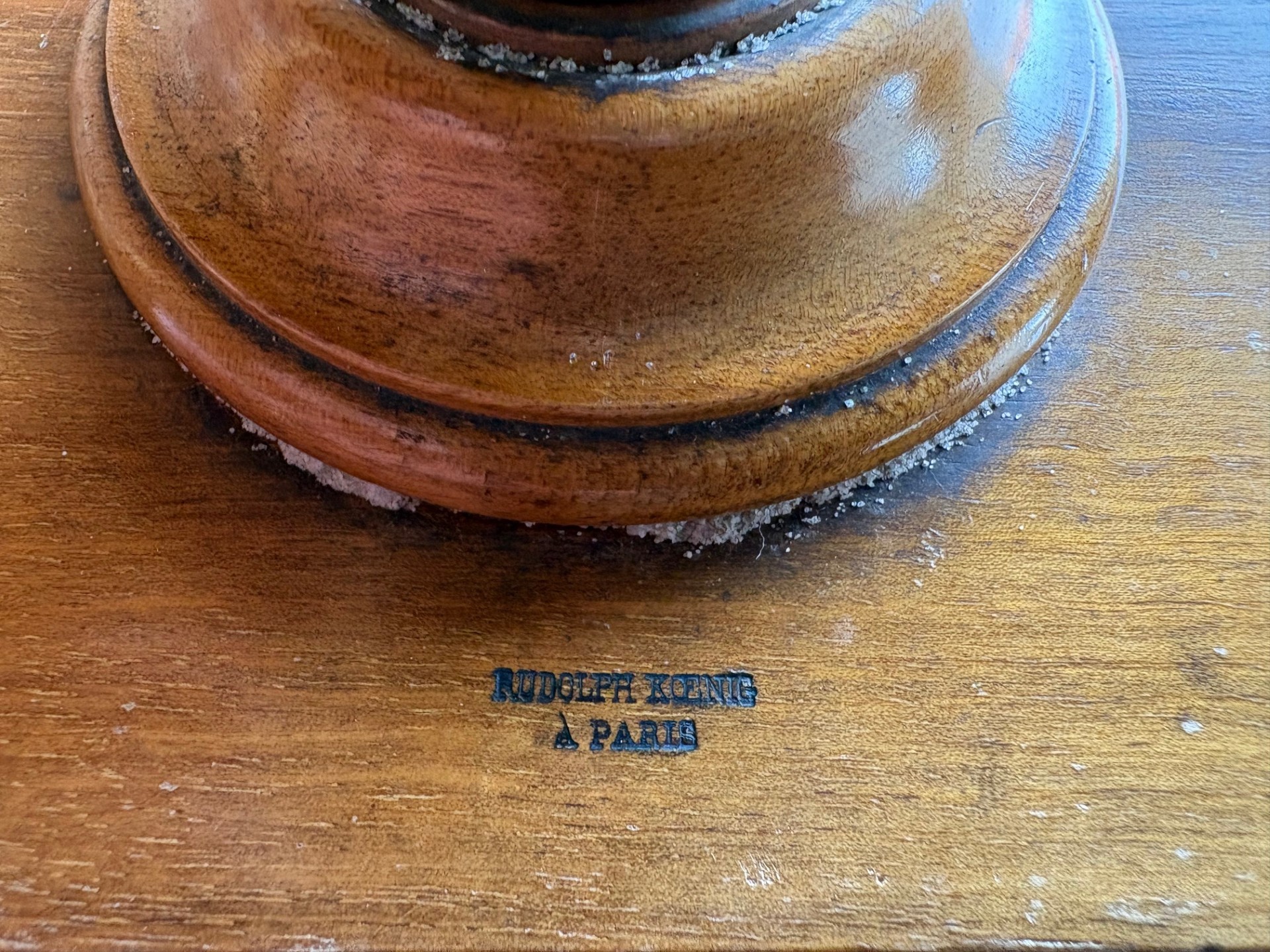 Fig. 9. Détail du pied de la plaque centrale. Le sable visible est la preuve de son utilisation permanente. 