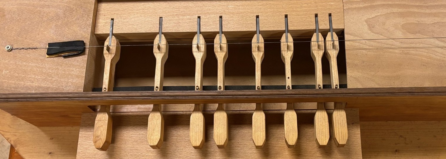 Fig. 2. Le monocorde de Pythagore de l'XP : la fondamentale est donnée par la première touche à gauche, l'octave par la huitième, la quinte par la cinquième, etc. 