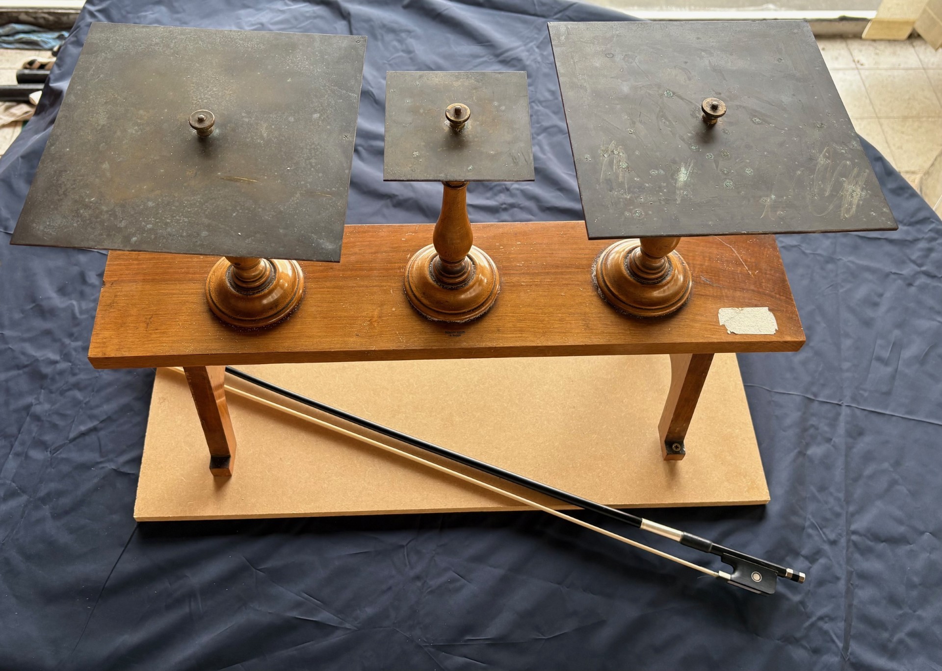 Fig. 7. Les plaques de Chladni de l'XP, que l'on met en vibration avec un archet de violoncelle 