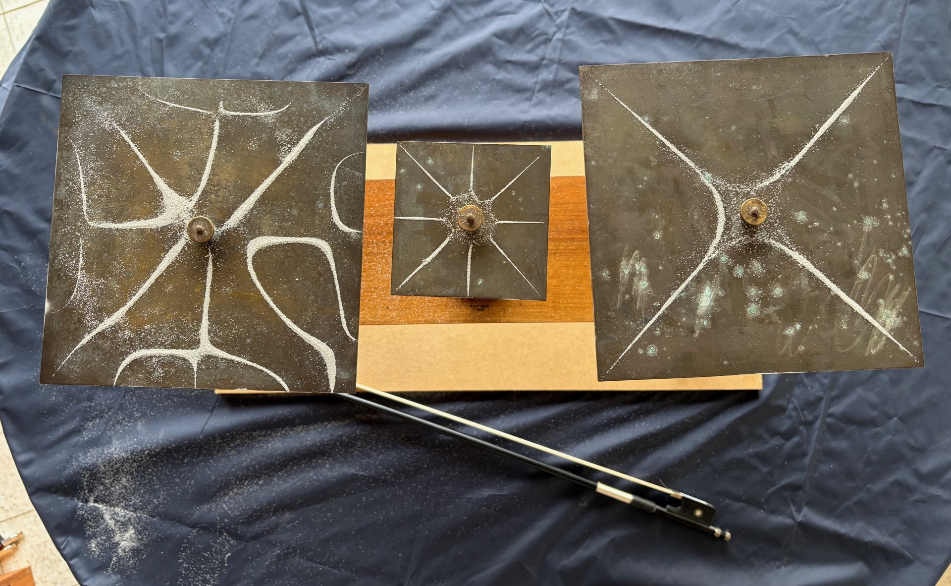 Fig. 8. Quelques figures de Chladni… Retrouverez-vous les modes auxquels elles correspondent ? 